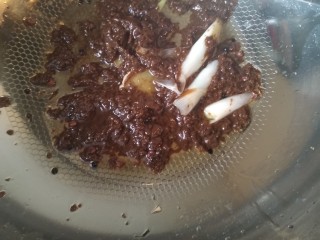 6、电饭煲-酱焖排骨,翻炒均匀这时候能闻到酱香味儿。