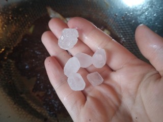 7、电饭煲-酱焖排骨,加入冰糖糖容易糊，这时候用小火。