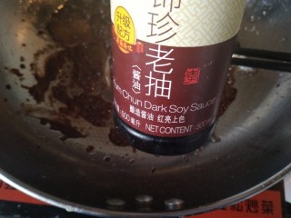 8、电饭煲-酱焖排骨,冰糖炒至融化，放入老抽。