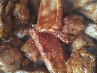 11、电饭煲-酱焖排骨,把焯好的排骨倒入炒制的酱料中。让没一块排骨上都裹上酱料。