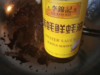 9、电饭煲-酱焖排骨,加入耗油。