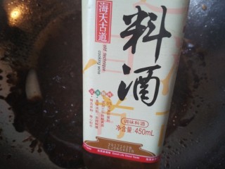 10、电饭煲-酱焖排骨,放入料酒。