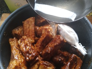 12、电饭煲-酱焖排骨,倒入电饭锅中加入高汤。其实黄酱已经很咸了但是如果有口重的亲可以再加一点盐。