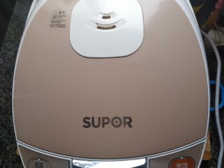 13、电饭煲-酱焖排骨,按蒸煮键，炖制，这时候就可以干点别的了，完全不用担心会烧干汤汁。