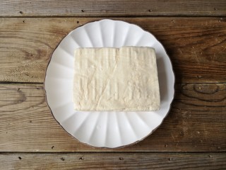 1、咕咾豆腐,豆腐最好要用北豆腐，北豆腐质地结实，水少不易碎。