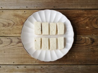 2、咕咾豆腐,将北豆腐切小条备用（也可在豆腐外面撒一丢丢盐，可使豆腐入味）。