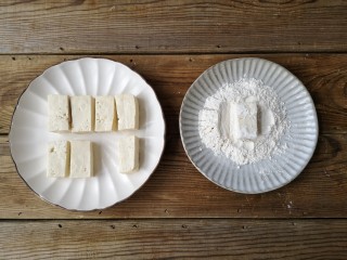 4、咕咾豆腐,将切成小条的豆腐外面薄薄拍上一层裹炸粉。