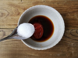 6、咕咾豆腐,用一勺味极鲜酱油，一勺白糖，两勺米醋，三勺番茄酱调一碗酱汁（一勺约十五毫升）。