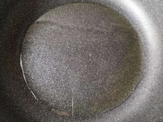8、咕咾豆腐,平底不粘锅中加入适量油烧至7成热。