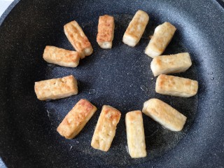 10、咕咾豆腐,煎至一面金黄后翻面煎另一面。