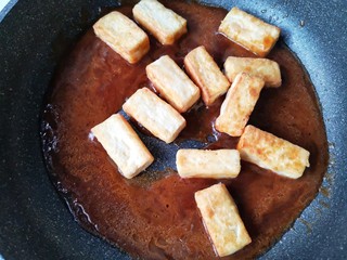 14、咕咾豆腐,调小火，下入煎好的豆腐。