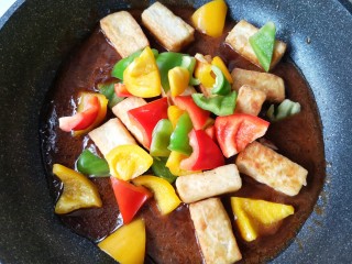 15、咕咾豆腐,在下入彩椒。