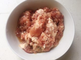 1、番茄肉酱意面,肉糜加入料酒，拌匀