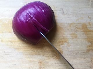 2、番茄肉酱意面,洋葱先竖切