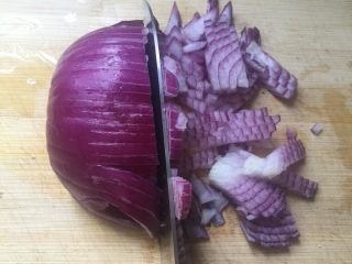 3、番茄肉酱意面,再横切，切成小丁