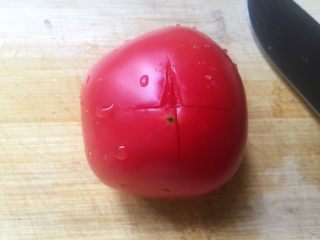 4、番茄肉酱意面,番茄顶部划个十字，开水里浸泡一下，去皮（划个十字后去皮非常方便）