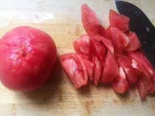 5、番茄肉酱意面,切成小块