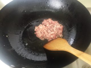 7、番茄肉酱意面,油锅烧热，先把肉糜煸一下，盛出