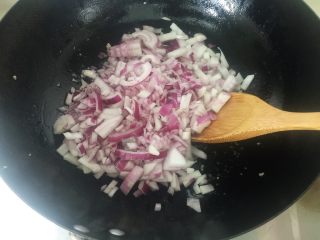 8、番茄肉酱意面,接着煸香洋葱