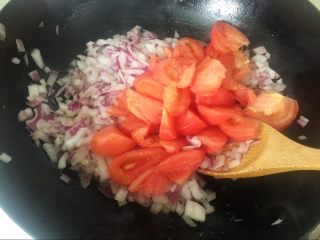9、番茄肉酱意面,加入番茄炒制，可以借助铲子不停碾压番茄，目的就是让它尽快软烂