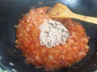 10、番茄肉酱意面,等番茄烧到变成浆时，加入肉糜