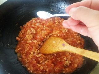 12、番茄肉酱意面,撒上盐，炒匀