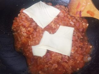13、番茄肉酱意面,加入奶酪片，炒至融化