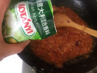 14、番茄肉酱意面,最后洒上点香料