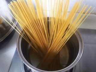 16、番茄肉酱意面,水里加一小勺盐，烧开，放入意面，根据包装上标示的时间，煮熟