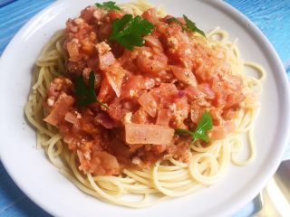 17、番茄肉酱意面,面捞出，把酱料舀上面，吃时拌匀，就可以啦