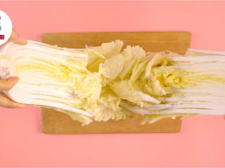 1、3步搞定零失败安心辣白菜,白菜1颗洗净沥干，底部中间切开，撕开白菜，再对半切开，撕成四部分