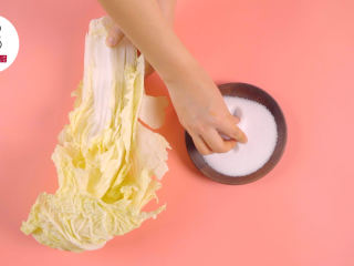 2、3步搞定零失败安心辣白菜,叶片均匀抹上盐80g，腌制8-10小时