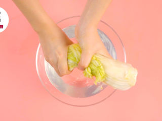 3、3步搞定零失败安心辣白菜,将腌制好的大白菜拿出洗净，攥干水分