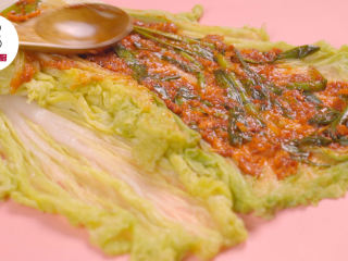 4、3步搞定零失败安心辣白菜,辣白菜腌料500g、胡萝卜丝100g、韭菜100g拌匀，将其均匀涂抹在叶片上