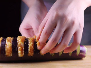 9、教你一个茄子的新吃法,又香又好吃一看就会,类似于加长版本的茄盒。