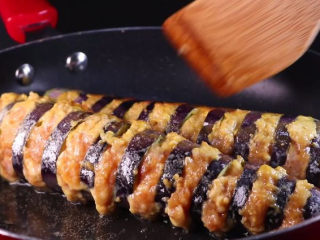 11、教你一个茄子的新吃法,又香又好吃一看就会,锅烧热,倒入多一些的植物油,油热后,将茄条下锅煎。