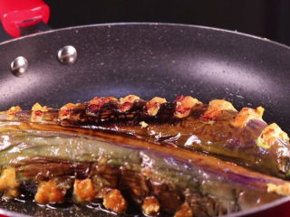 12、教你一个茄子的新吃法,又香又好吃一看就会,将茄条煎至两面焦黄即可出锅。