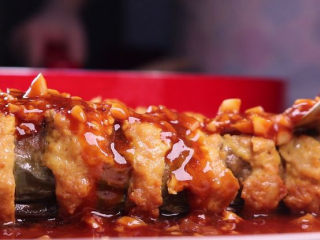 14、教你一个茄子的新吃法,又香又好吃一看就会,茄条出锅后,在锅里的汤汁中加入1勺的番茄沙司将酱料炒着浓稠后,淋在茄条上。