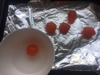 1、流心奶黄月饼,先把所用到的咸蛋黄刷上一层玫瑰露酒(材料外),放入烤箱里,180度烤8分钟左右