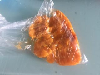 2、流心奶黄月饼,把咸蛋黄用保鲜袋装起来,用擀面杖压碎,擀成碎末
