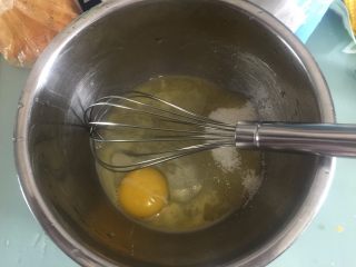 3、流心奶黄月饼,奶黄馅制作:全蛋液和砂糖混合搅拌均匀