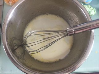 4、流心奶黄月饼,然后加入淡奶油和牛奶搅拌均匀