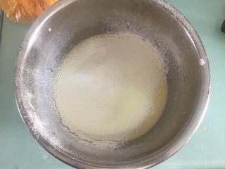 5、流心奶黄月饼,再混合筛入低粉、玉米淀粉和奶粉,搅拌均匀至无粉粒面糊