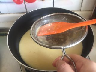 6、流心奶黄月饼,把面糊过筛倒入锅里