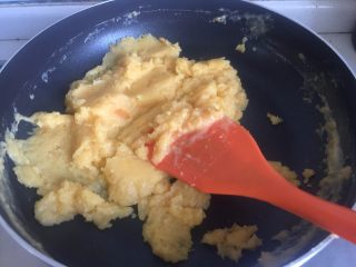 8、流心奶黄月饼,搅拌均匀,用小火煮至浓稠成面团状态,待凉后用保鲜膜包裹起来放入冰箱冷藏保存
