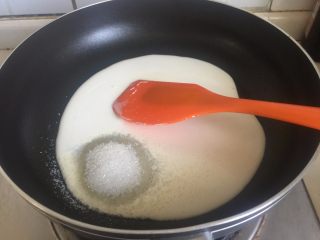 9、流心奶黄月饼,流心馅制作:淡奶油和砂糖倒入锅里,搅拌均匀,用小火煮至沸腾