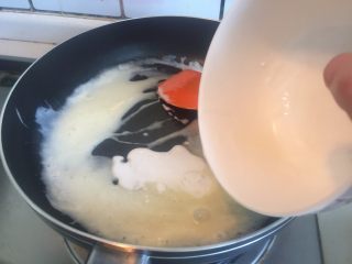 10、流心奶黄月饼,提前把玉米淀粉、椰浆放入小碗里,搅拌均匀至无颗粒,倒入沸腾了的淡奶油里,快速搅拌均匀