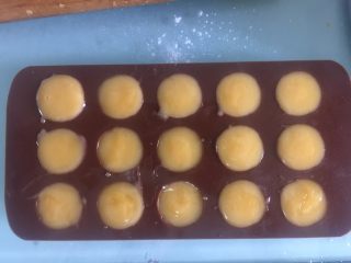 13、流心奶黄月饼,我为了方便,用了硅胶小模具,每个5克左右。待凉后,用保险膜封盖起来,放入冰箱中冷冻保存,最少要冷冻一个小时以上才可以进行下一步操作