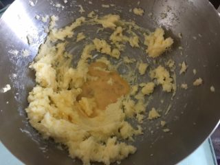 15、流心奶黄月饼,再加入鸡蛋液和淡奶油用刮刀或者手动打蛋器混合搅拌均匀