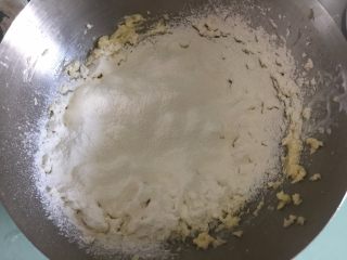 16、流心奶黄月饼,再筛入低筋面粉和吉士粉